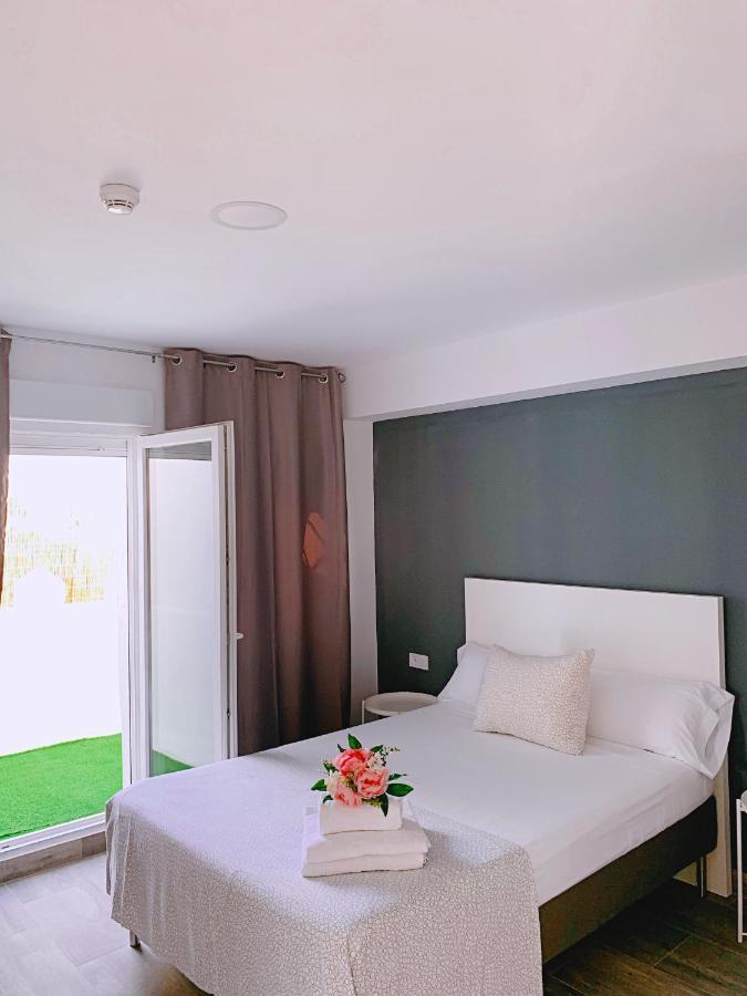 Hostal El Castillo Alcalá de Guadaira Dış mekan fotoğraf