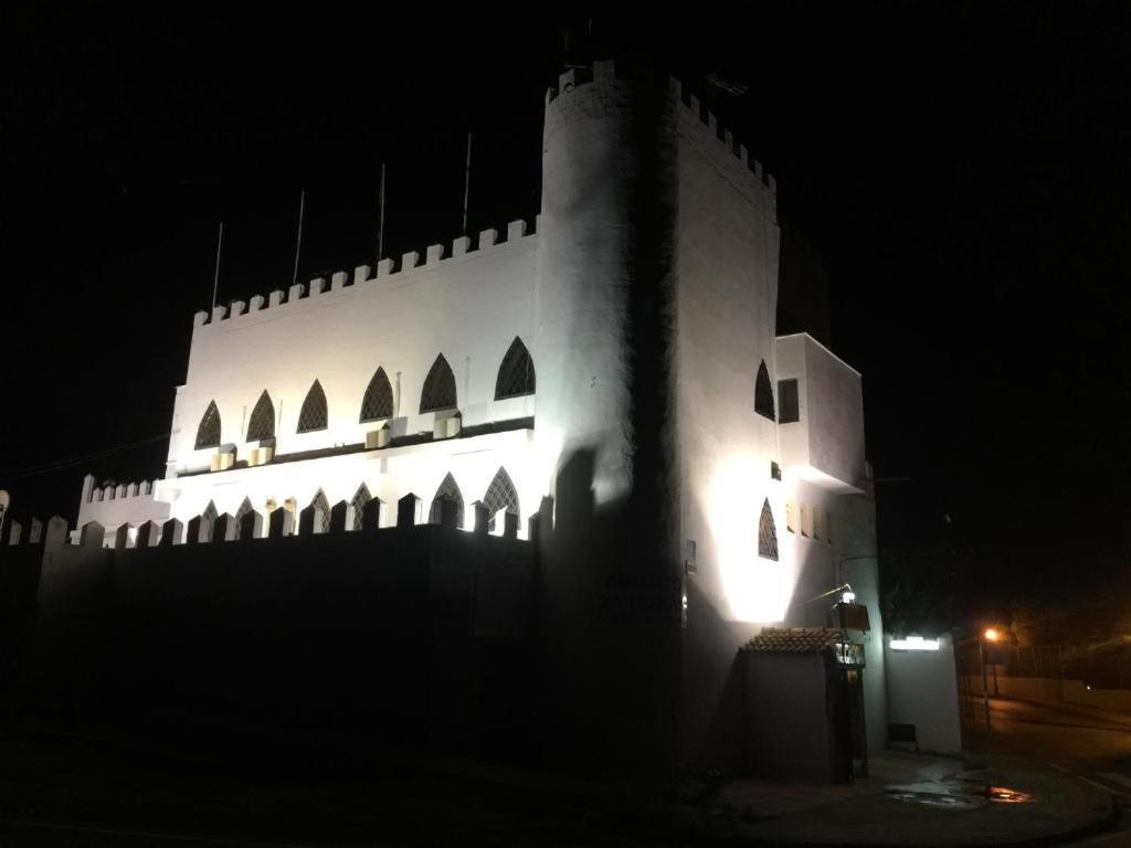 Hostal El Castillo Alcalá de Guadaira Dış mekan fotoğraf